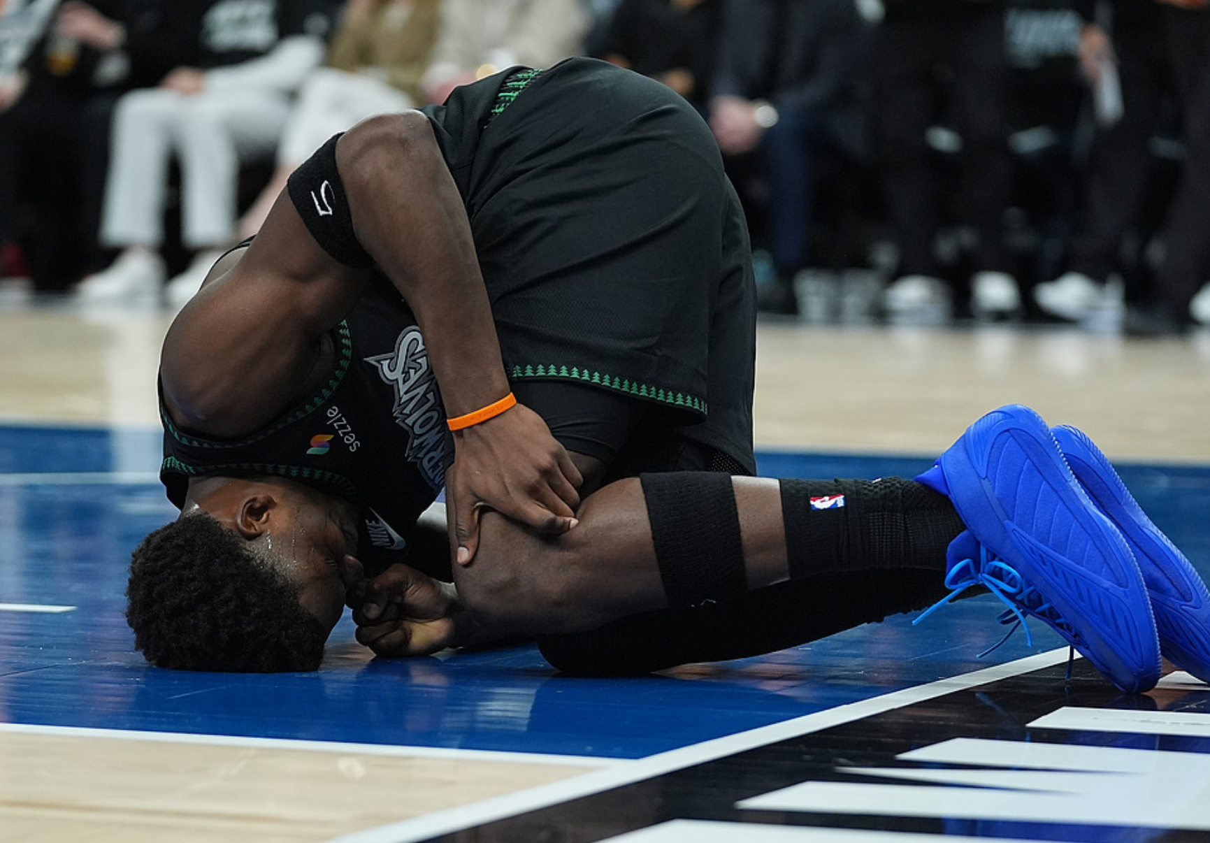 在线下注-逆转！多森姆43+4，约基奇24+15+9，NBA巨星伤退，季后赛走势巨变