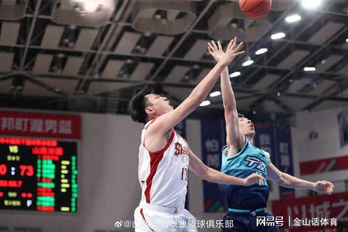 太离谱了！2米22中锋0分0助，仅抢了1个篮板，在场上竟然防自己人